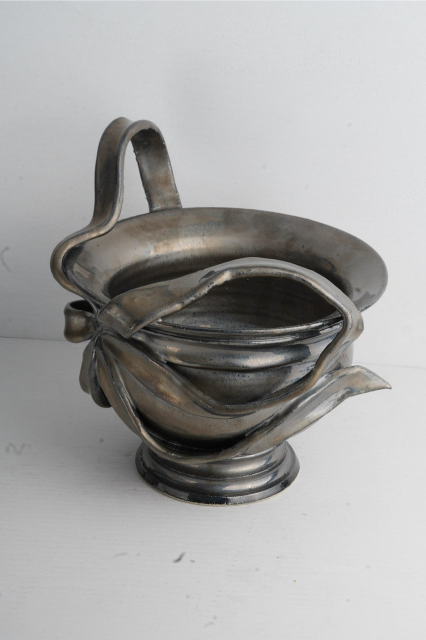 Ribbon Vase (Gunmetal)